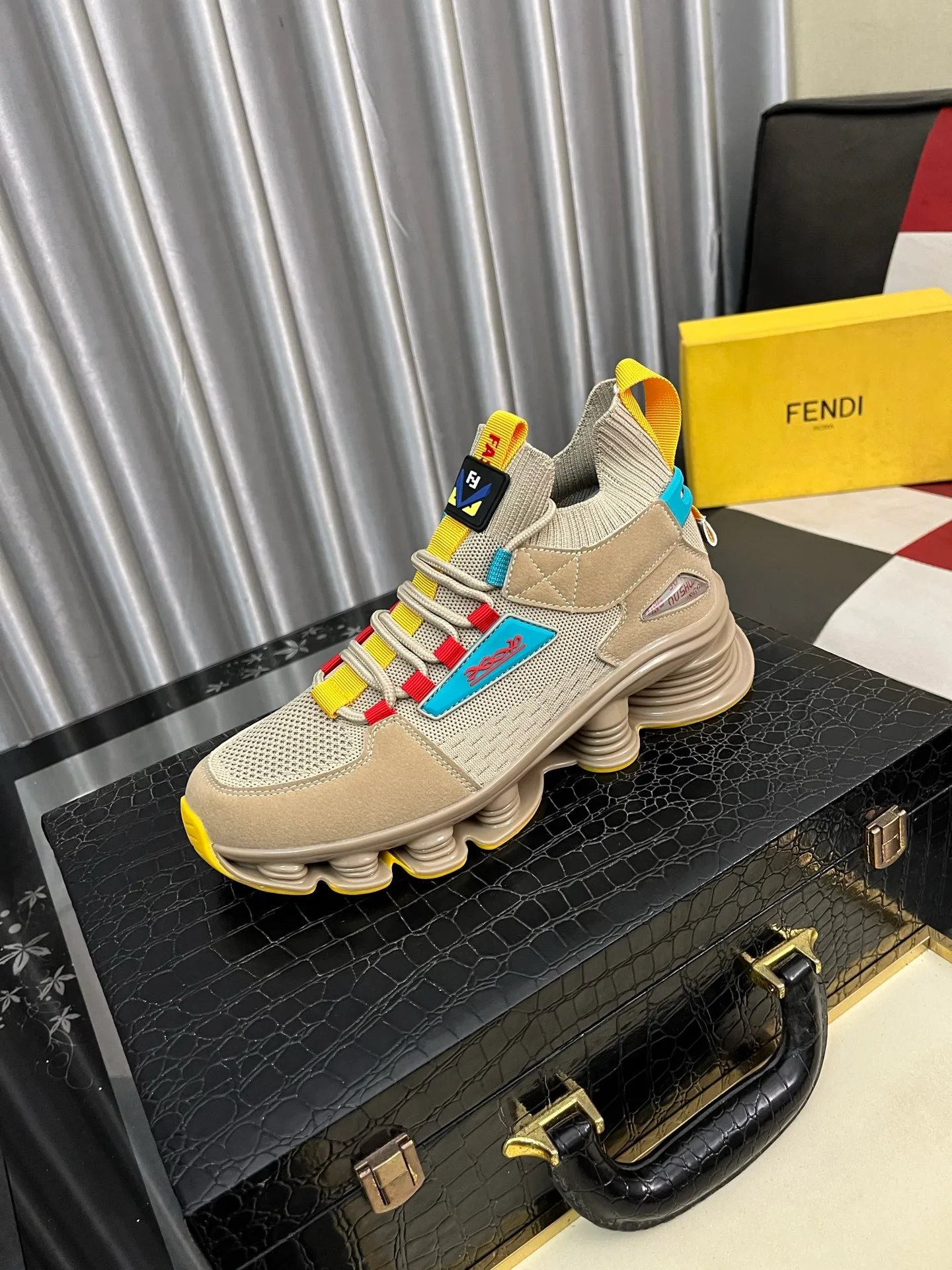 Men's Men's Shoes💰458⌚️⌚️[FENDI] Fendi's classic and comfortable men's, this complex sneaker is made of soft calfskin➕genuine leather lining➕original ultra-light rubber material with rough outsole. This unique light style is suitable for the casual and refined sensibility of this season. It is comfortable and natural on the feet. It is an everyday style for casual travel in autumn and winter! 38−442️⃣colors available